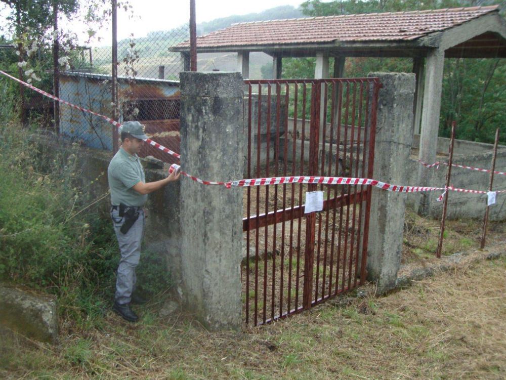 Fogna nel torrente, denunciate tre persone