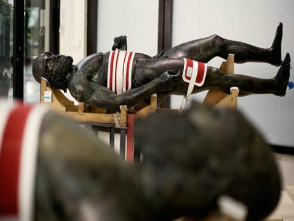 Bronzi di Riace, ritrovata una ciglia della statua “B”: era abbandonata nello scantinato del Museo