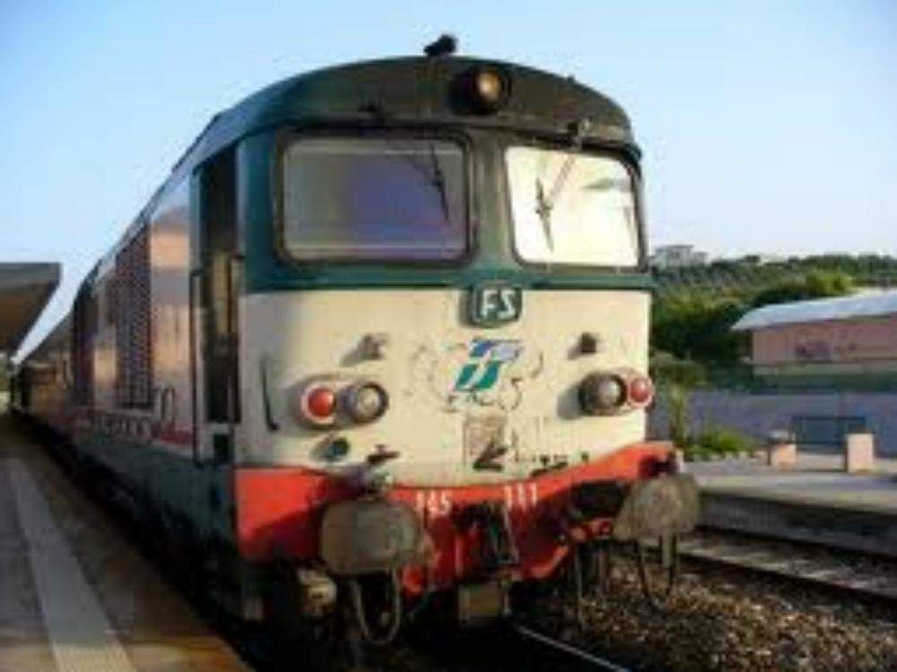 Vandali danneggiano treno regionale a Roccella