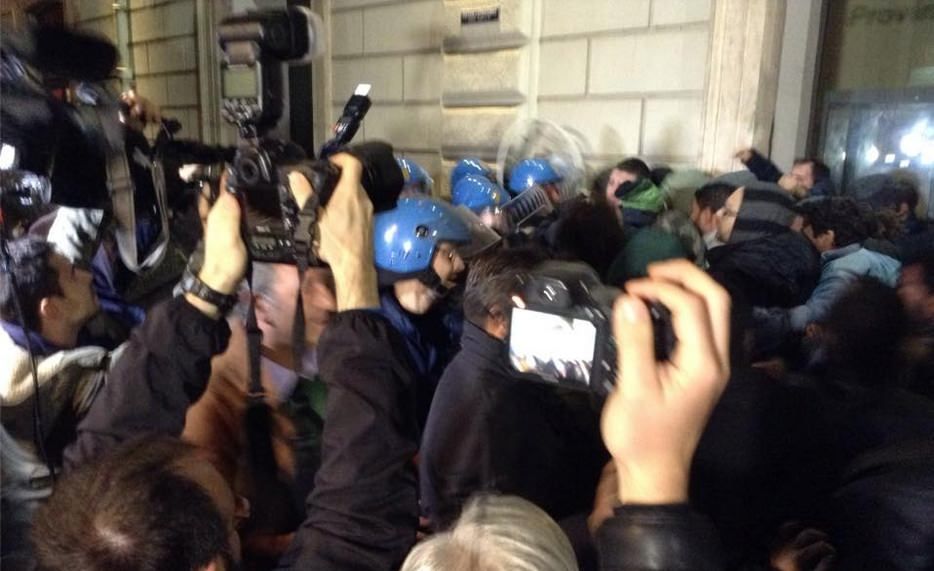 #RenziperOliverio | Scontri tra manifestanti e la polizia