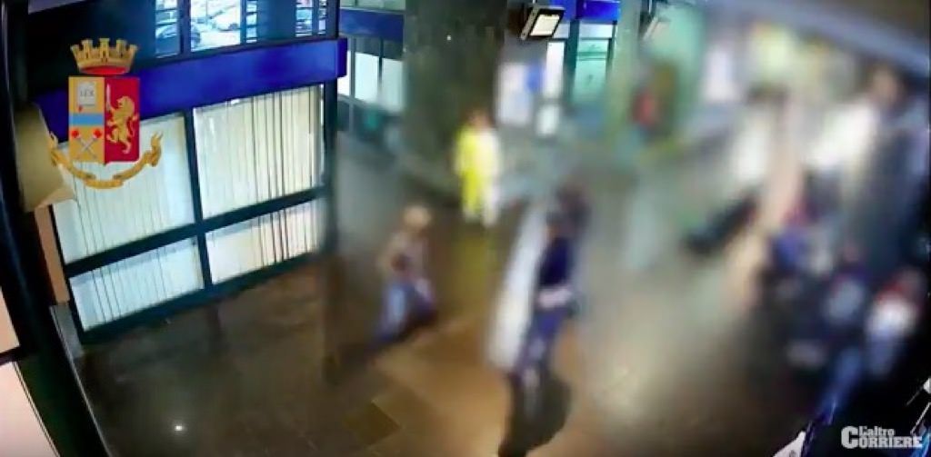Aggredisce poliziotti in stazione, arrestato un 37enne – VIDEO