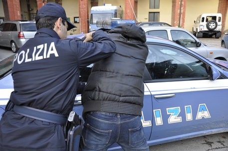 Sequestra una connazionale disabile, Polizia arresta un 45enne nella Locride