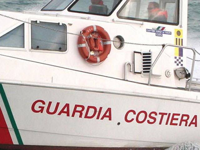 Barca a vela intercettata al largo del Crotonese, sbarcati 31 migranti