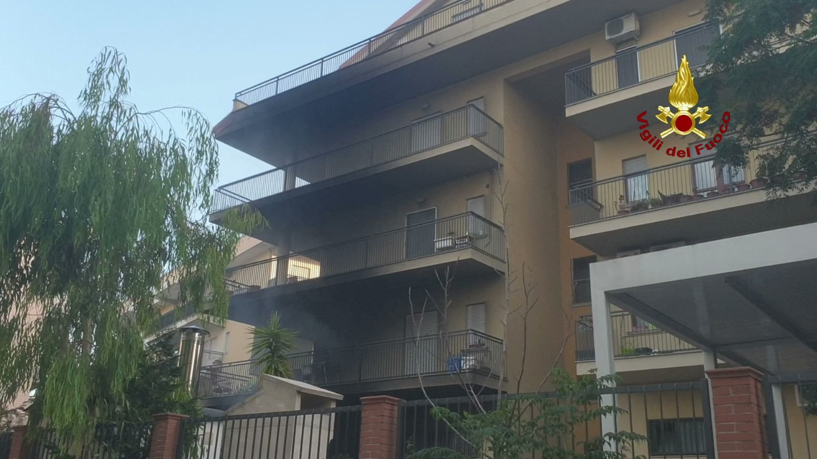 In fiamme edificio a Corigliano, i residenti messi in salvo dai pompieri