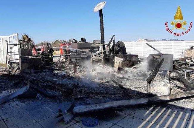 Lido in fiamme a Cirò Marina, distrutti bar e cucina