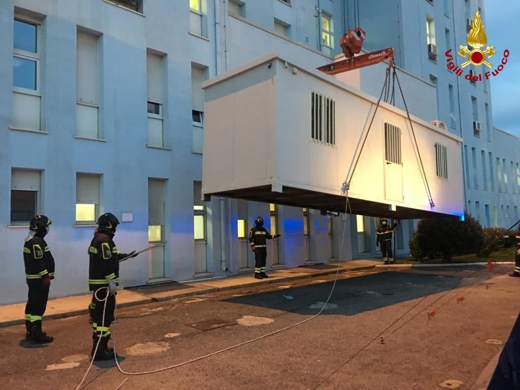 Crotone, installato un container per il triage davanti l'ospedale -VIDEO