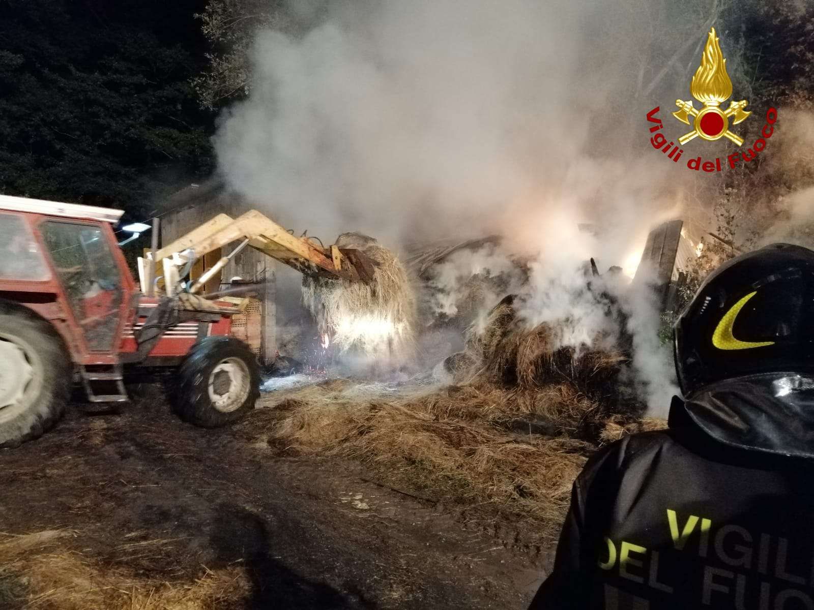 Incendio in un fienile nel Vibonese, intervengono i Vigili