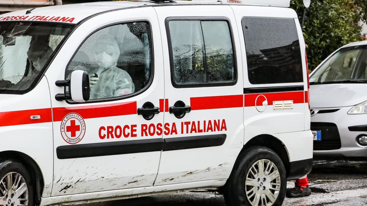 Lancia vernice contro un mezzo della Croce rossa, denunciata 45enne a Corigliano