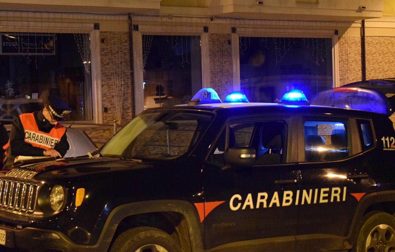 Forza un controllo dei carabinieri a Gioia Tauro, arrestato un ventenne