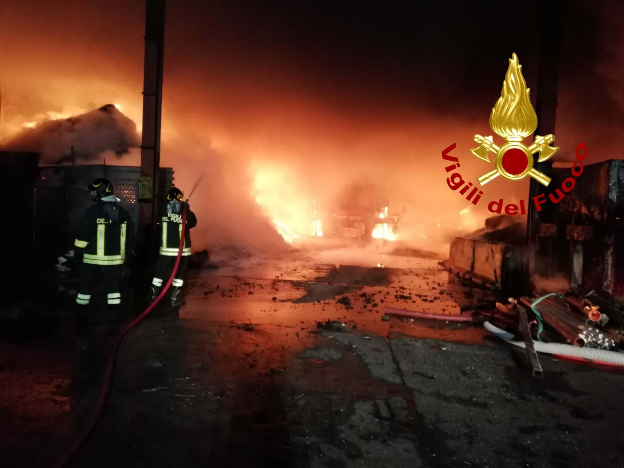 Incendi nel Catanzarese, in fiamme azienda di smaltimento rifiuti a San Pietro Lametino – VIDEO