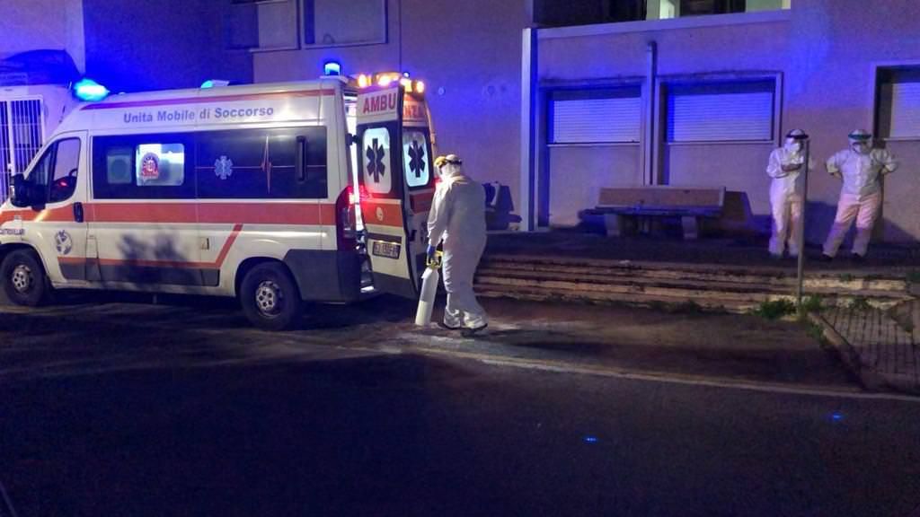 Ambulanze in attesa da ore, nervosismo e pochi medici: caos Covid a Corigliano Rossano – VIDEO