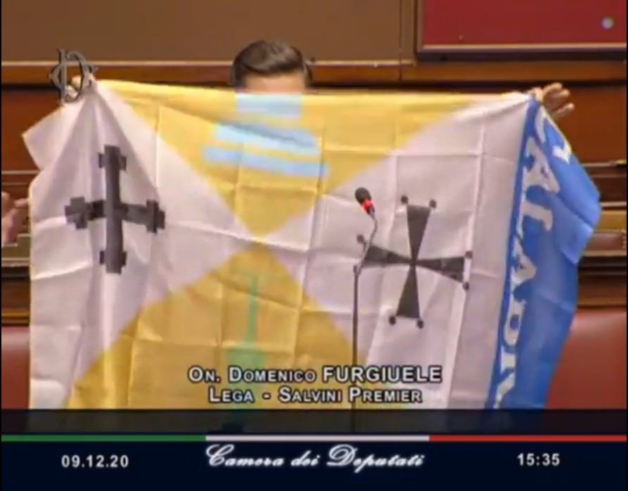 Inizia l'esame sul decreto legge sanità in Calabria e Furgiuele espone la bandiera della Regione
