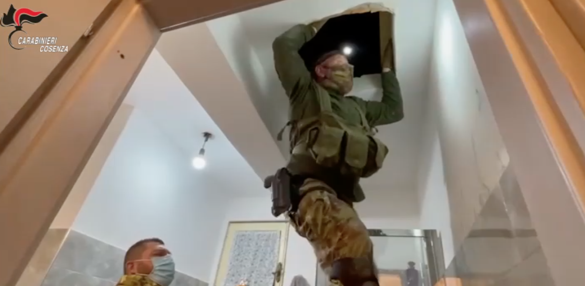 Colpo al clan Muto: scoperto un bunker in casa di un indagato – VIDEO