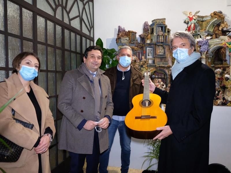 La chitarra dei maestri liutai di Bisignano in dono alla Campania