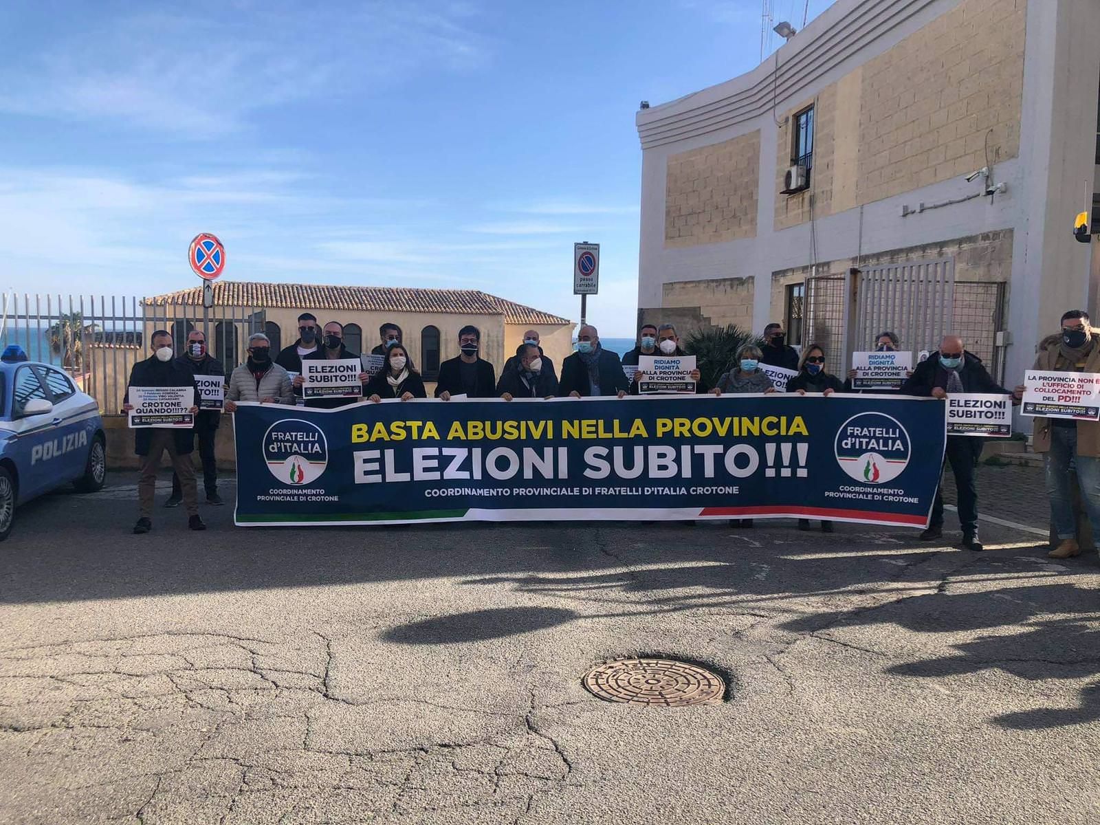 Il sit-in di Fdl alla prefettura di Crotone: «Elezioni subito» – VIDEO