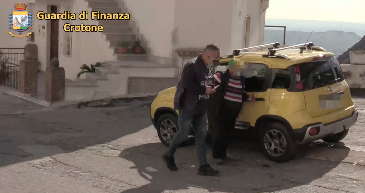 Falso cieco a Crotone, scoperta una truffa da oltre 160mila euro – VIDEO