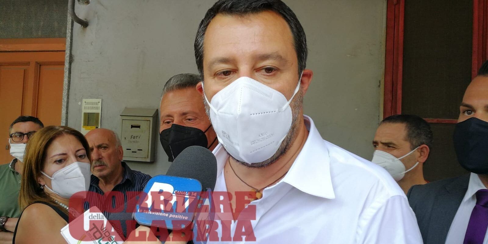 Salvini critico verso l’iniziativa di Battaglia: «Le mascherine si indossano, non si lanciano»