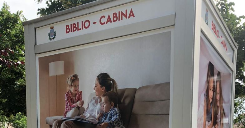 Castiglione Cosentino, una cabina telefonica diventa una biblioteca per bambini