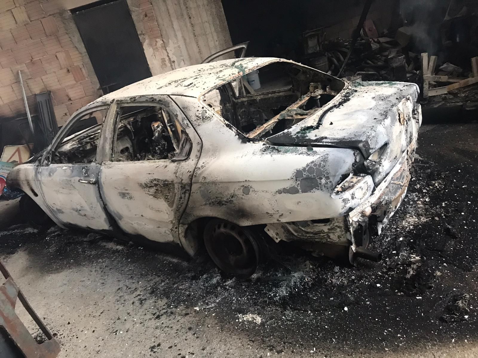Siderno, incendiati mezzi e deposito del Comune. Il sindaco: «Siamo sotto attacco» – FOTO