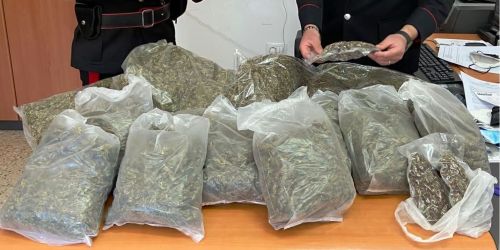 Rende, beccato con più di sei chili di marijuana in un magazzino: arrestato 29enne