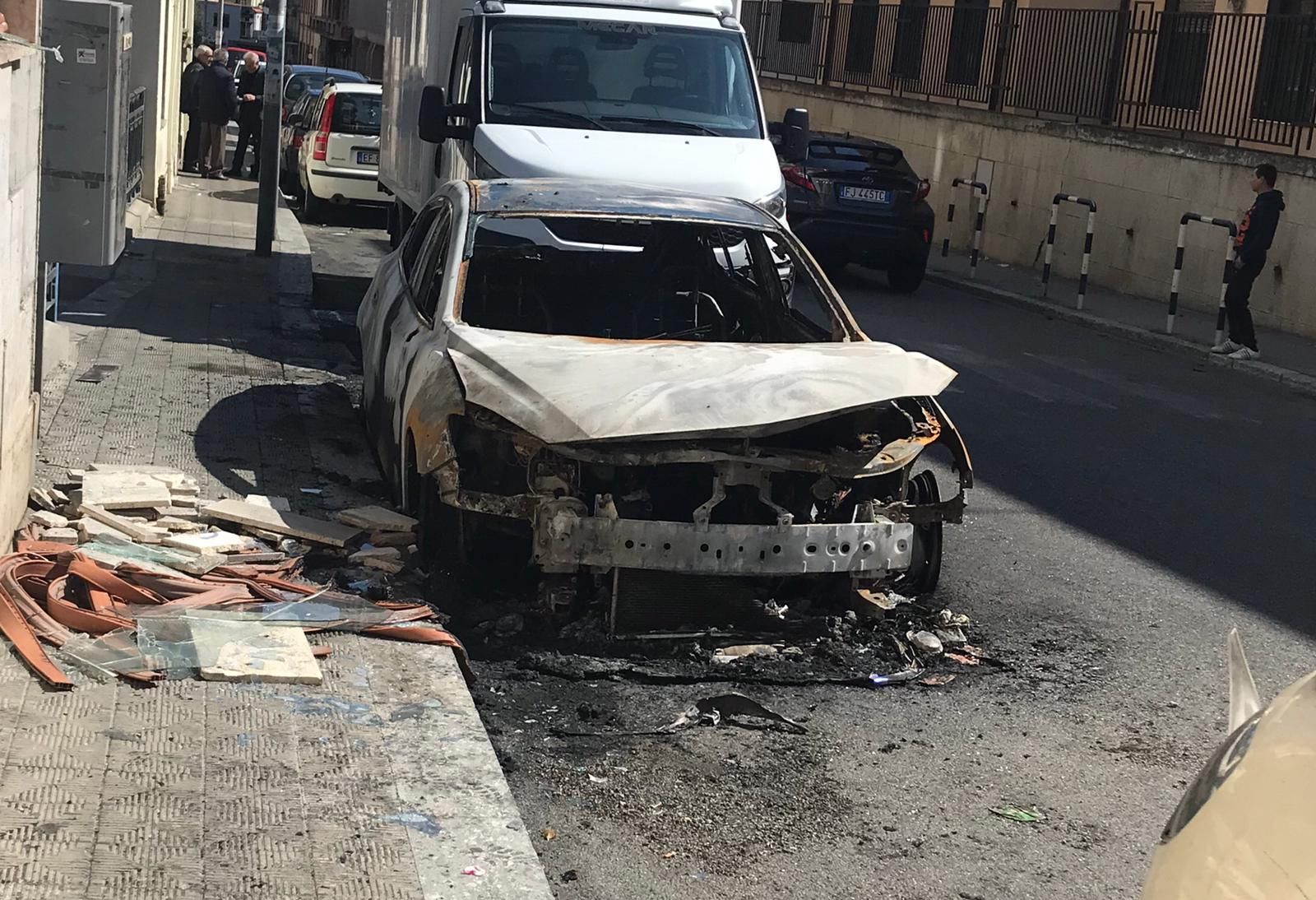 In fiamme 2 auto a Reggio, una è del giornalista Baccellieri