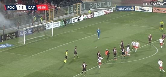 Calcio, furia ultrà contro Iemmello: Foggia-Catanzaro sospesa due volte – VIDEO