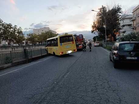 Reggio Calabria, scuolabus contro una ringhiera. Ferito l’autista