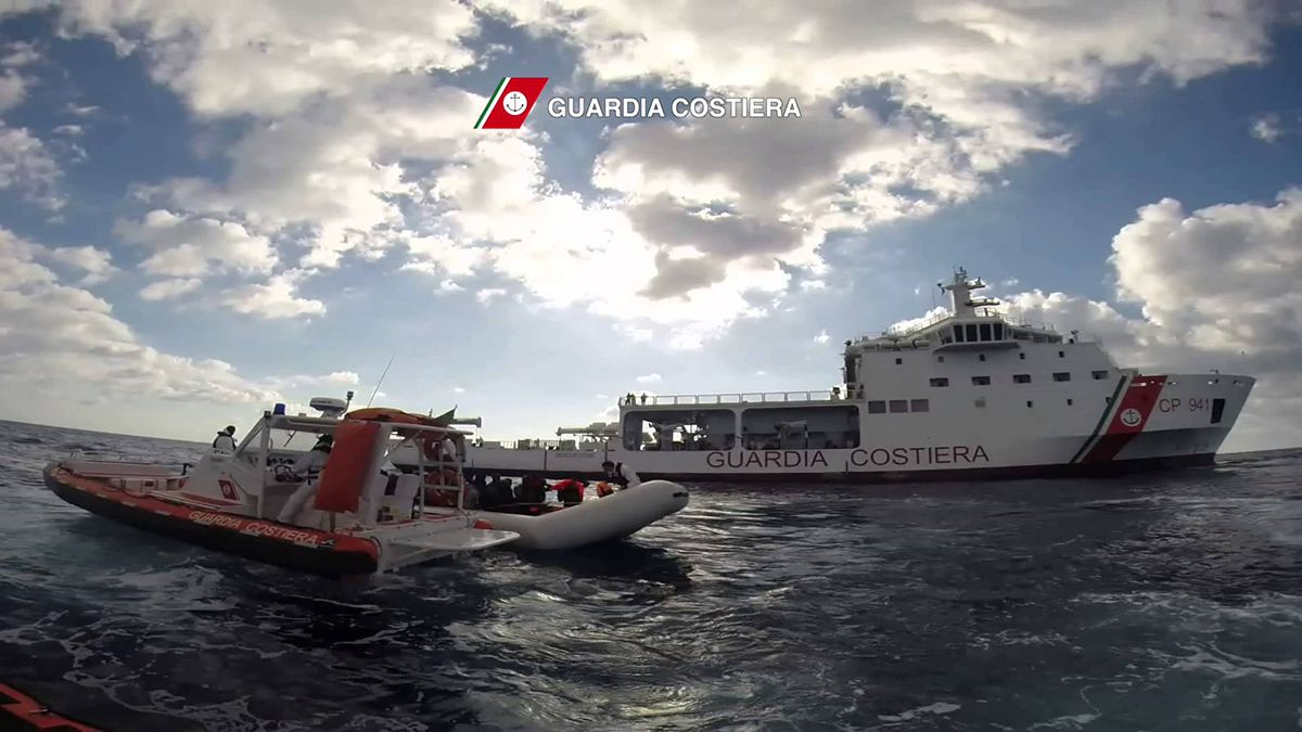 Soccorso in mare, barcone con 400 migranti al largo della Calabria