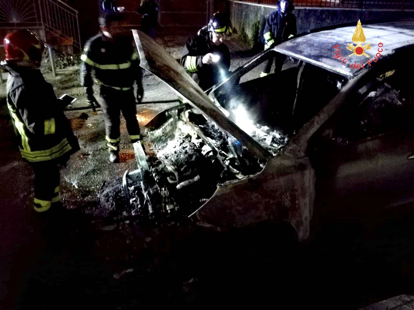 In fiamme un'auto a Lamezia