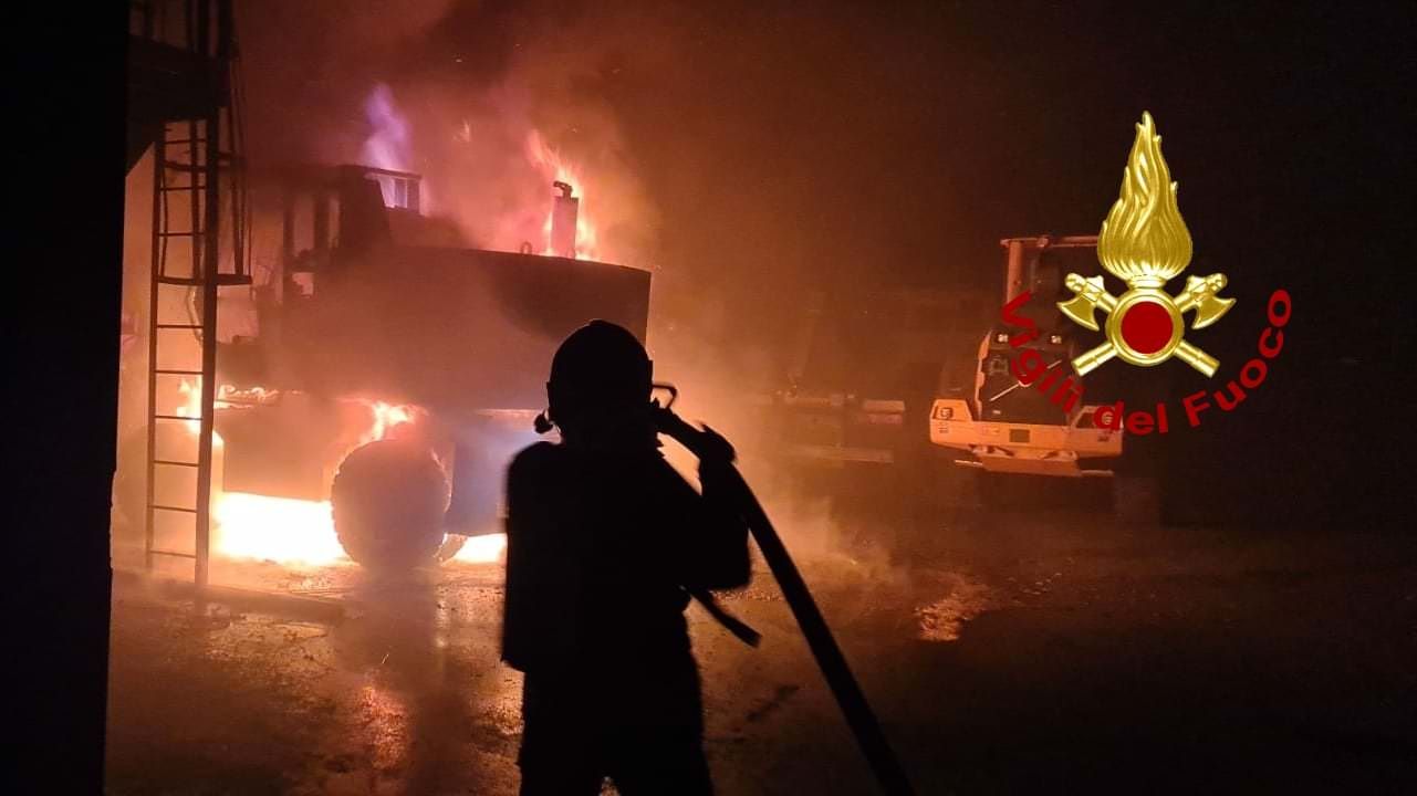 Incendio a un'azienda del settore dei rifiuti a Lamezia: è il terzo in meno di due mesi – FOTO