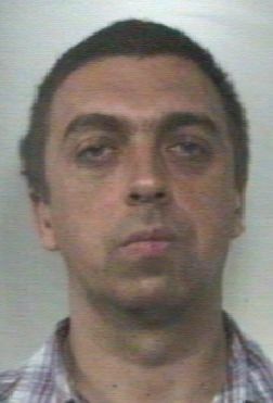 Accoltella la moglie in auto