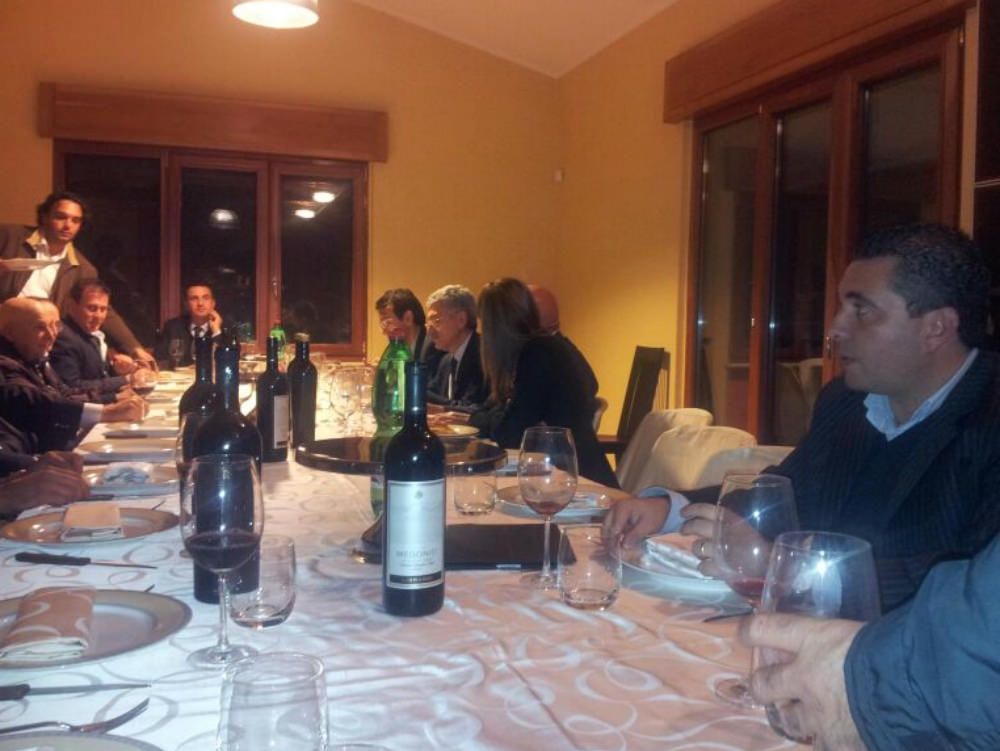 I democrat ritrovano l`unità mentre D`Alema affetta il prosciutto