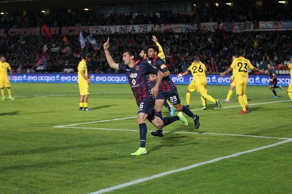 Il posticipo sorride al Cosenza, battuta la Cremonese per 2 a 0