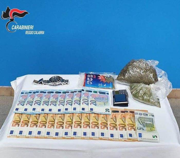 Tentano di disfarsi della droga, due arresti nel Reggino