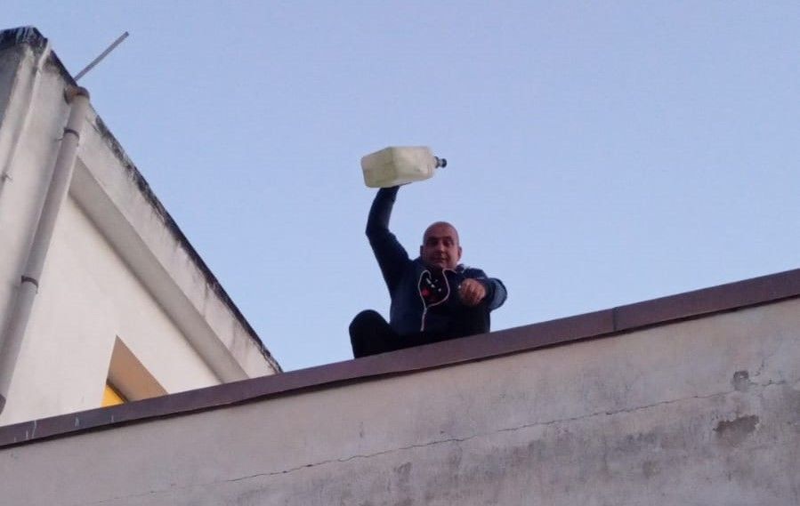 Corigliano Rossano, operaio del Consorzio di bonifica sale sul tetto e minaccia di darsi fuoco