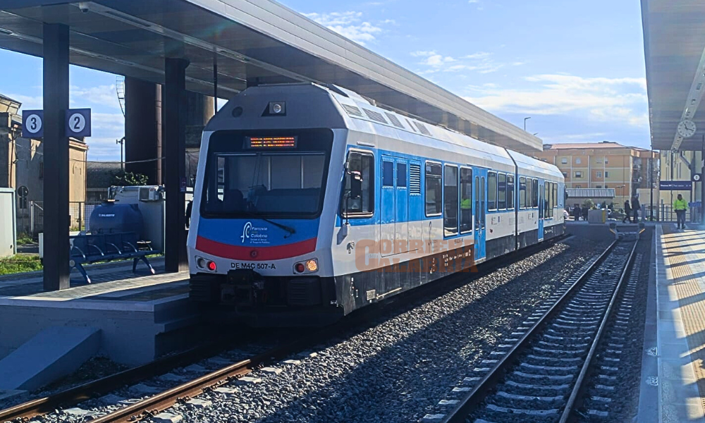 Metropolitana di Catanzaro, è scoccata l’ora X. Il collegamento ferroviario è (finalmente) operativo – FOTO