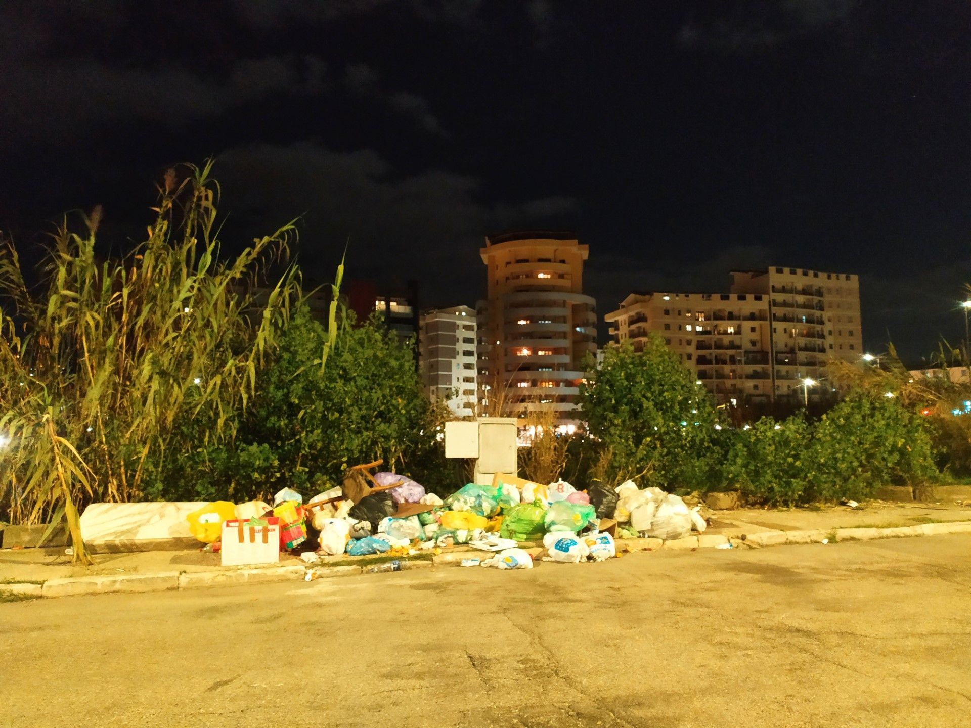 Sacchi d’immondizia, materassi ed escrementi di cane. Caruso: «Da solo un sindaco non può farcela»