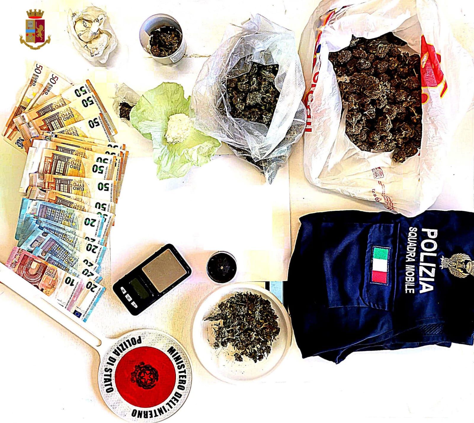 Cosenza, la Polizia arresta un 25enne in possesso di cocaina e marijuana