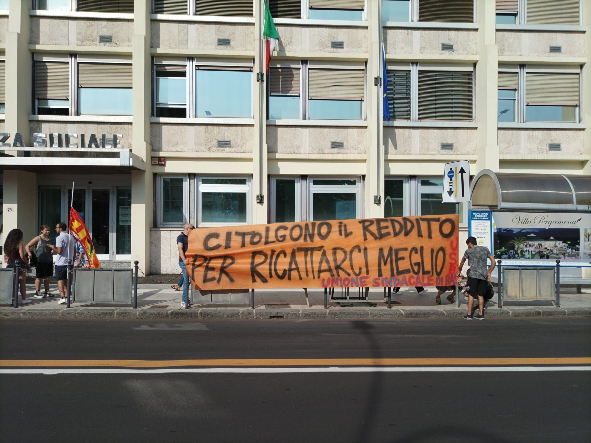 Cosenza, scatta la protesta. «Ci tolgono il reddito per ricattarci meglio» – FOTO