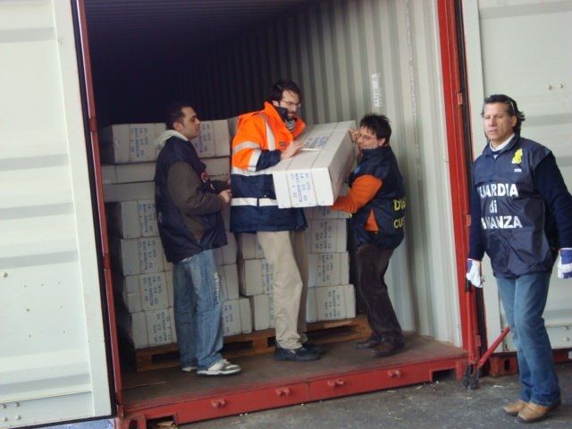 Gioia Tauro, maxi sequestro di prodotti contraffatti