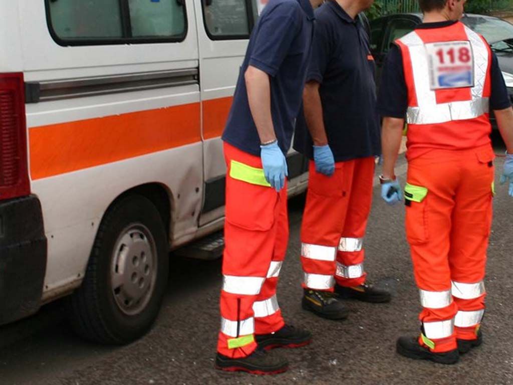Finisce fuoristrada e muore schiacciato dalla legna che aveva in auto