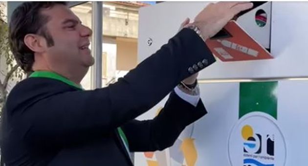 Mendicino, più differenzi e più guadagni. Arrivano i compattatori che erogano “Ecobonus” – VIDEO