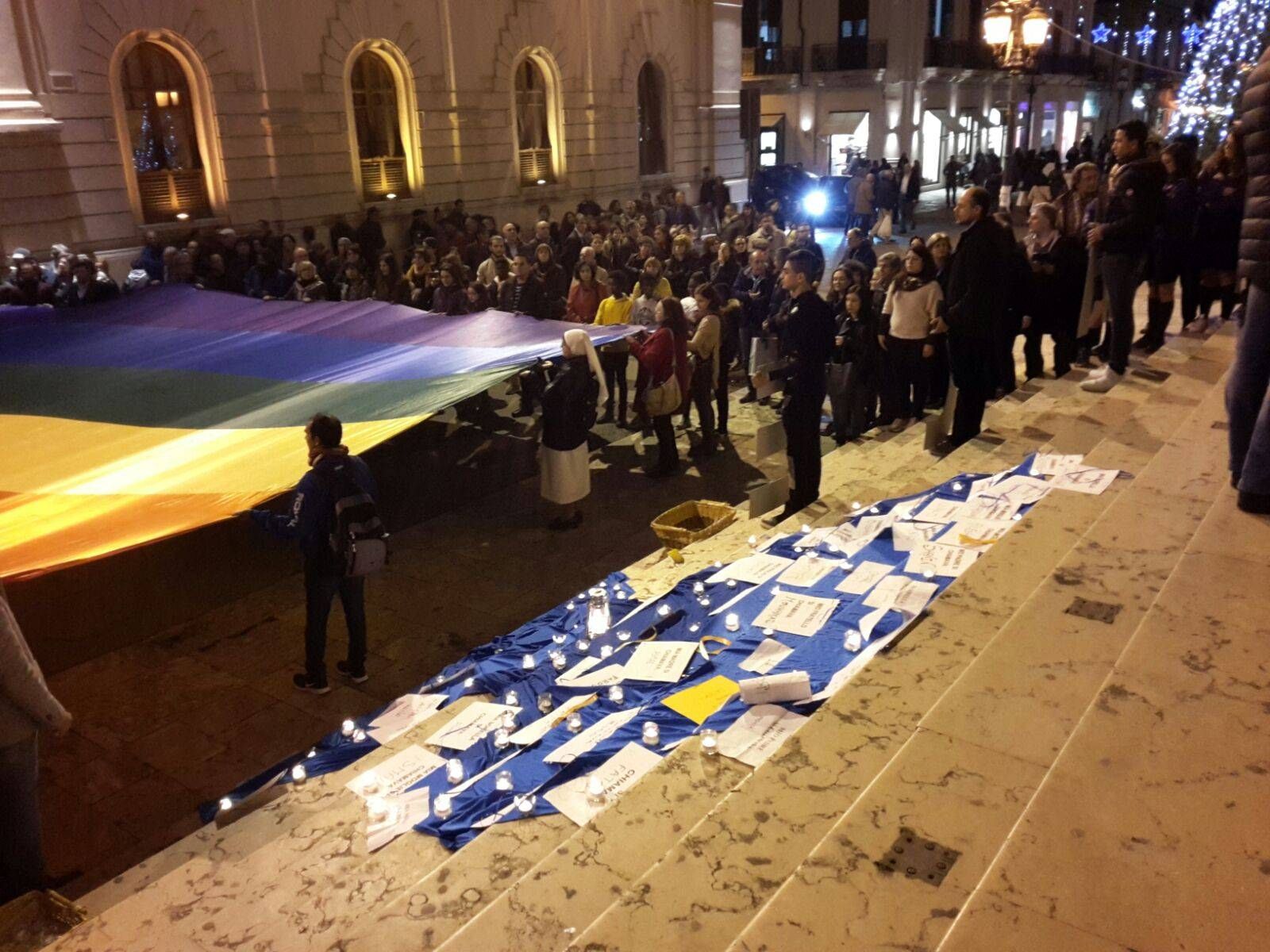 Flash mob per i migranti sulle scale del Cilea