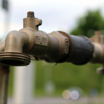 Guasto a una condotta dell’acqua a Catanzaro, disagi in tre quartieri. Chiuse alcune scuole