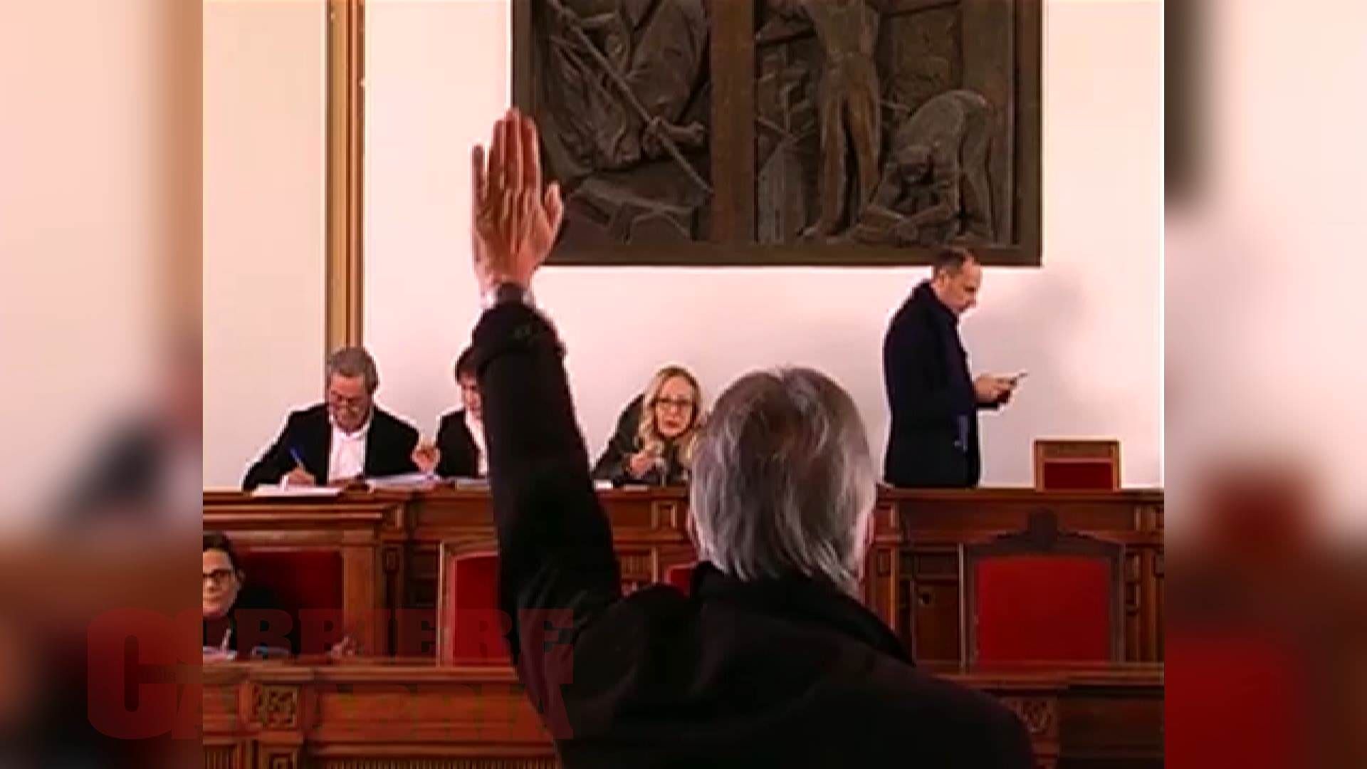 Reggio, esponente di Forza Italia fa il saluto romano in Consiglio – VIDEO