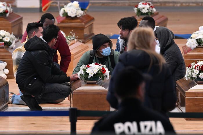 Strage di migranti, individuato un altro cadavere al largo di Cutro