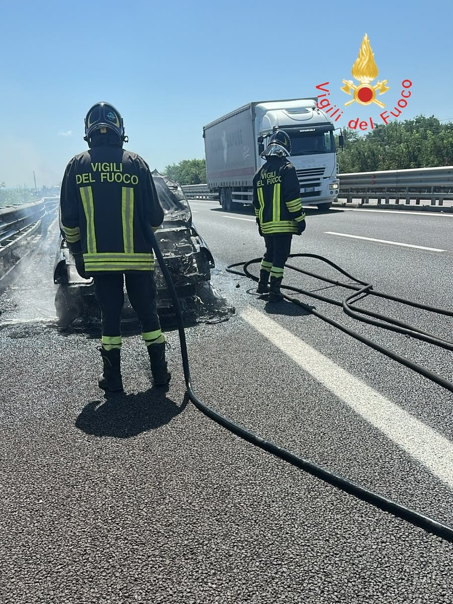 Auto in fiamme sull’A2 tra Lamezia e Falerna, traffico bloccato. Illesi gli occupanti