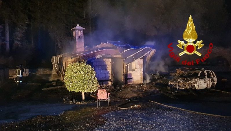 Distrutto da un incendio deposito di Calabria Verde nel Catanzarese – VIDEO