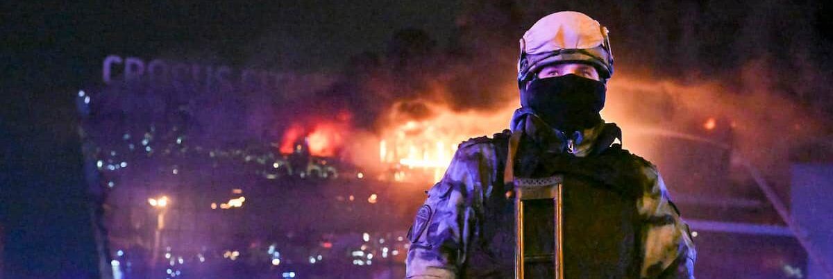 Attentato a Mosca: s’aggrava il bilancio delle vittime. L’Isis rivendica