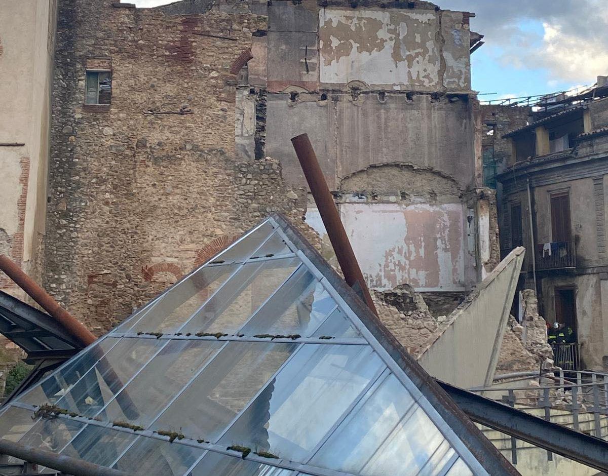 Cosenza, crolla il muro di un palazzo nel centro storico – FOTO